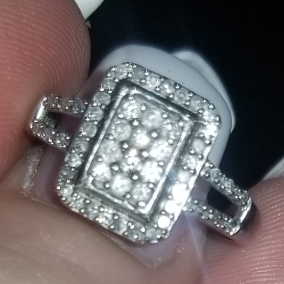 Beautiful 1/2 ctw 10k white gold engagement ring - Picture 2 of 8